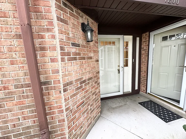 1202 Clearview Ct — Photo 2