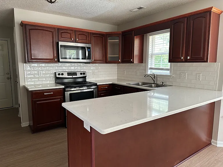 421 Holly Ln — Photo 5