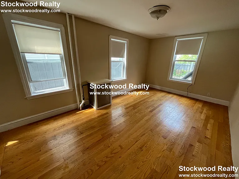 381 Dorchester St — Photo 3
