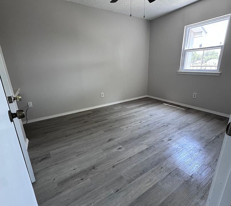2nd image of 1002 SW Summit Ave APT 8