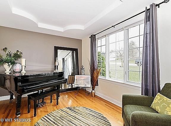 3rd image of 685 Castlewood Dr