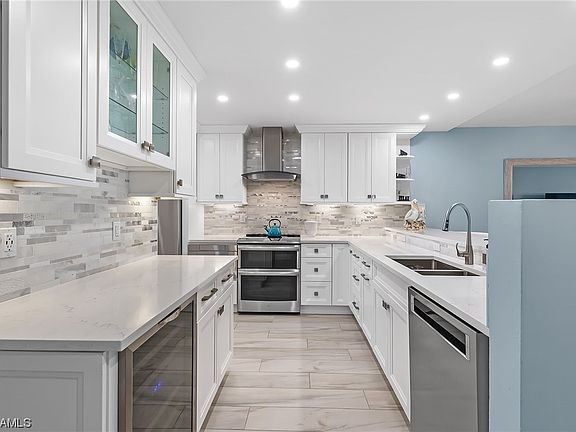 2nd image of 303 Periwinkle Way Unit 122
