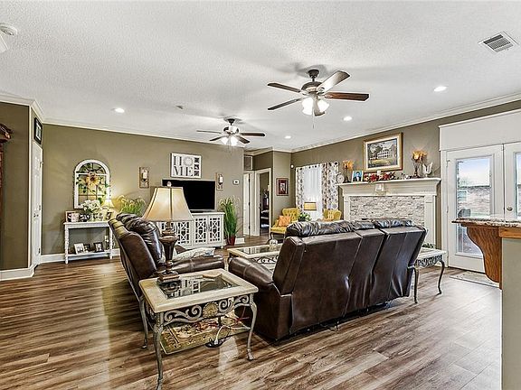 4th image of 1225 Lake Louise Dr