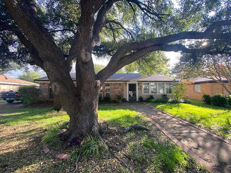 1006 Holly Hill Ct — Photo 1