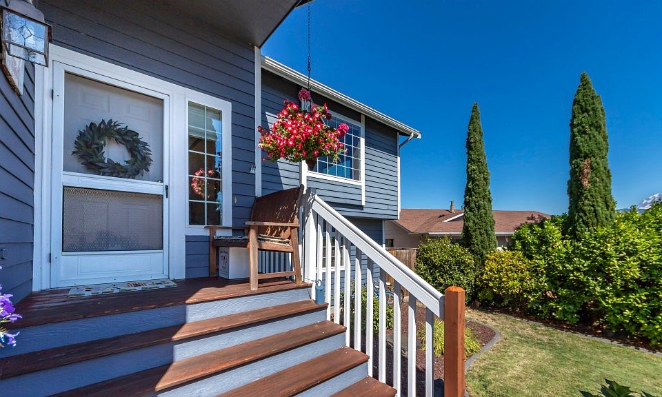 1st image of 323 Maple Dr N #323