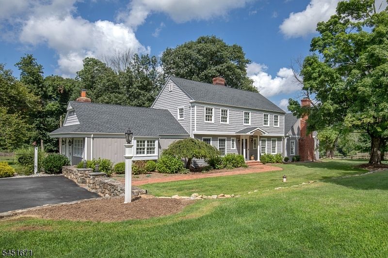 1st image of 5 Scarlet Oak Rd