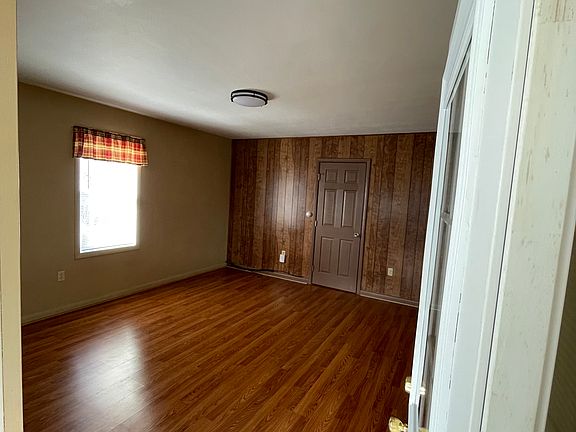 4th image of 185 Pocahontas St