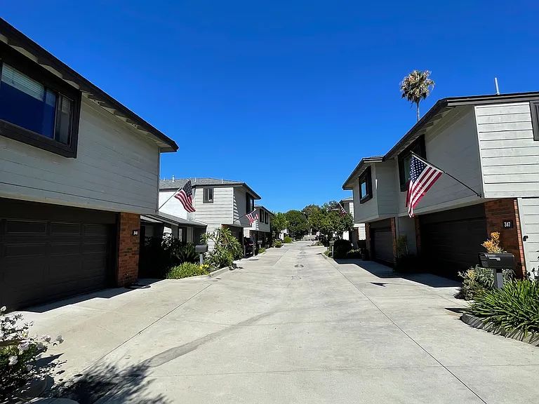 348 Sydney Ln — Photo 26