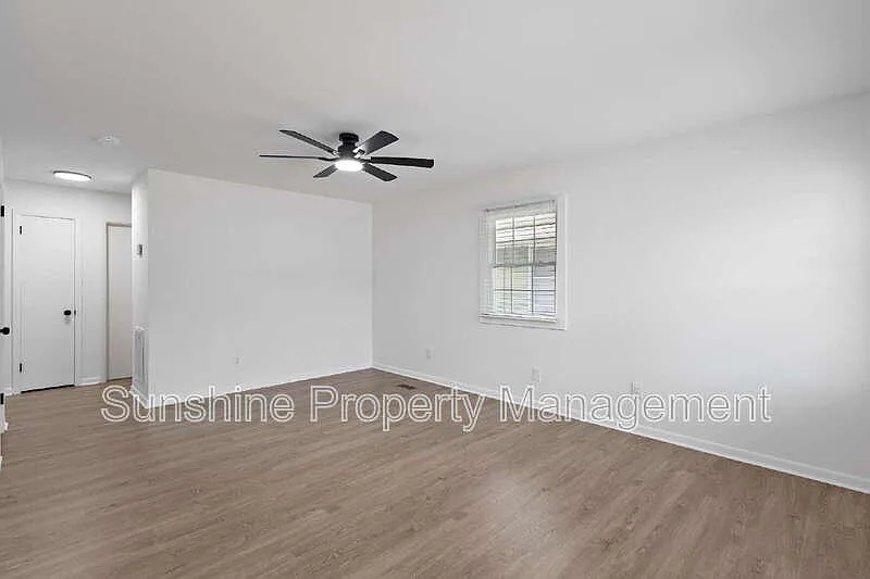 3 bed, 2.0 bath, 1100 sqft, $1,800 — Photo 2