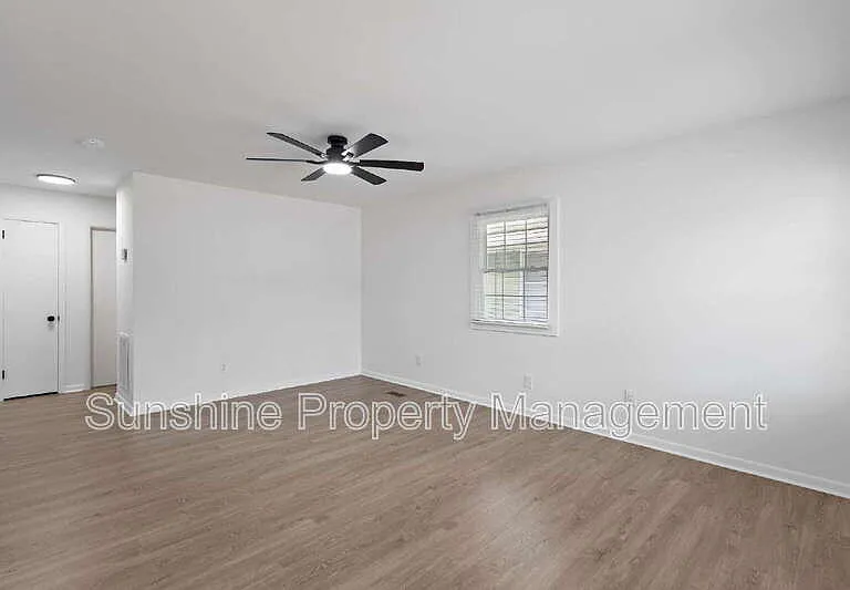 906 37th St — Photo 2