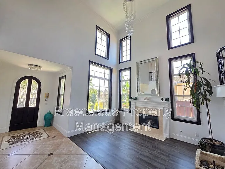 2819 Savannah Ct — Photo 8