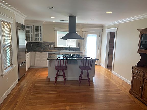3rd image of 750 Pershing Ave