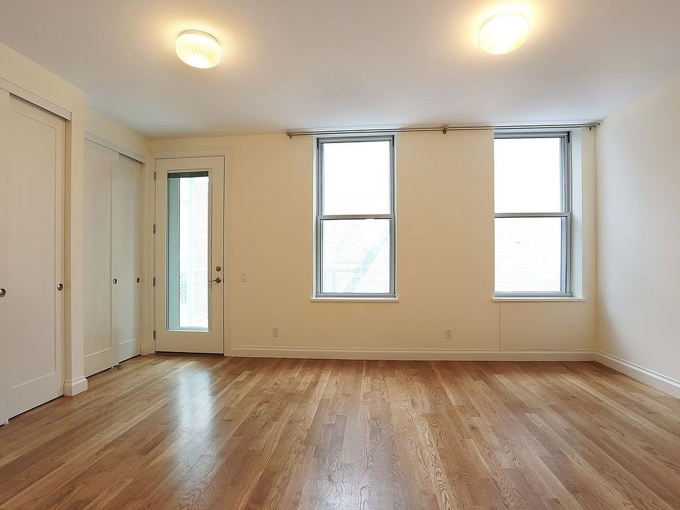 1st image of 170 De Graw St #3