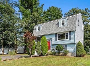 18 Cedarwood Rd, Billerica, MA 01821