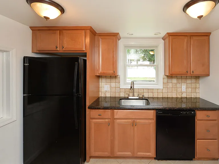 3-11 Lyons Ave — Photo 4