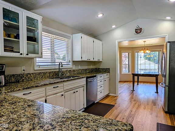 4th image of 2749 Brookside Dr