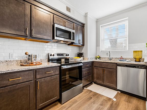 4th image of 4370 Lindell Blvd APT 2SE