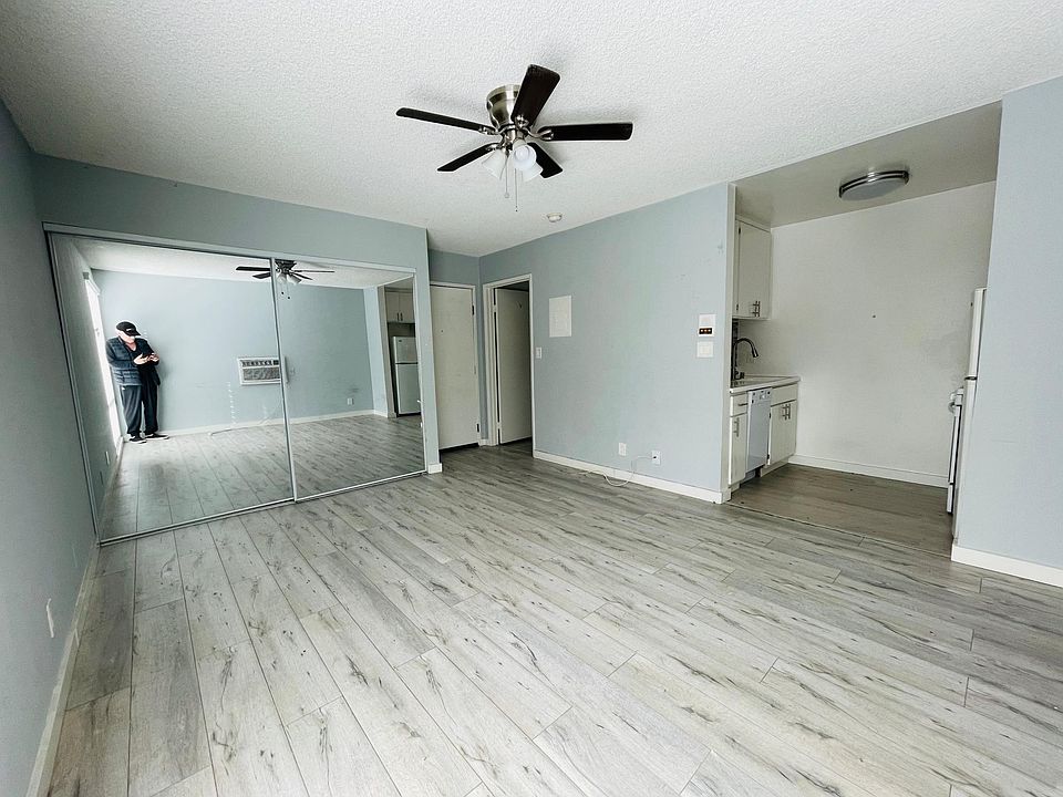 1st image of 7044 Hawthorn Ave #209