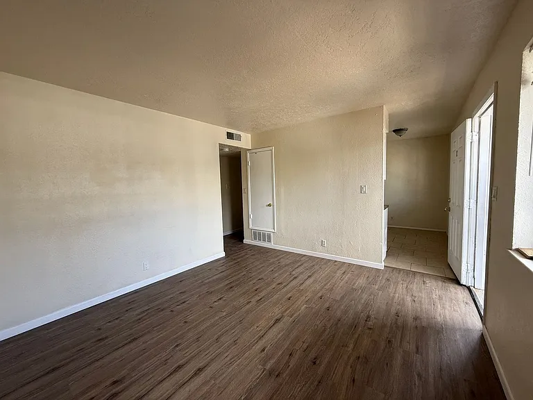 Spacious 2 Bedroom Apartment Near La Mesa Elementary — Photo 7