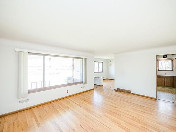 3rd image of 7590 Sunrise Oval