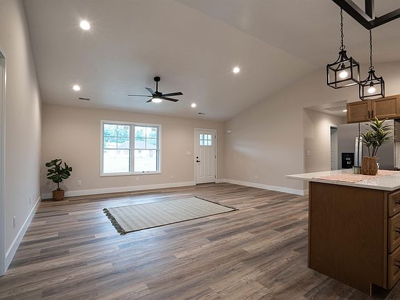 5th image of 662 Copper Creek Ln