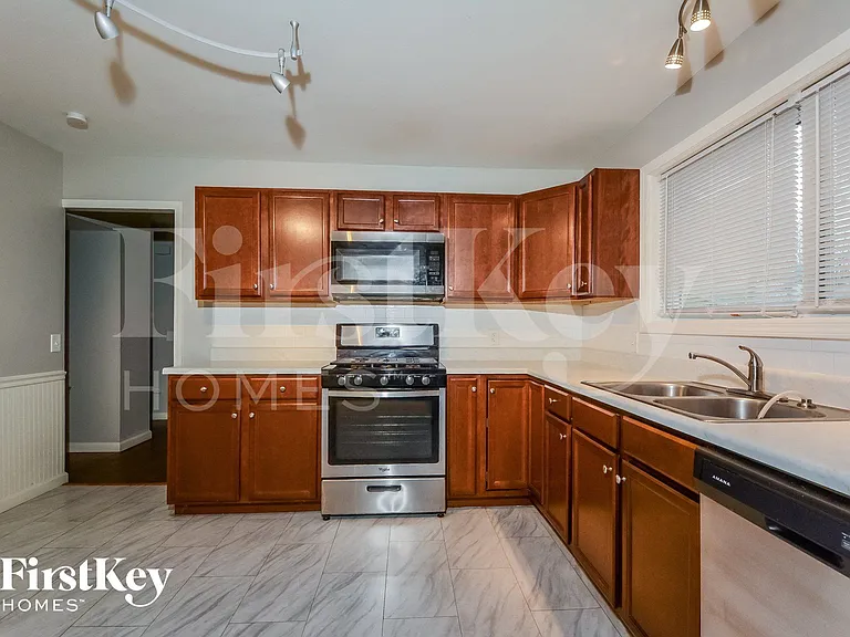 2415 Cambridge Dr — Photo 4