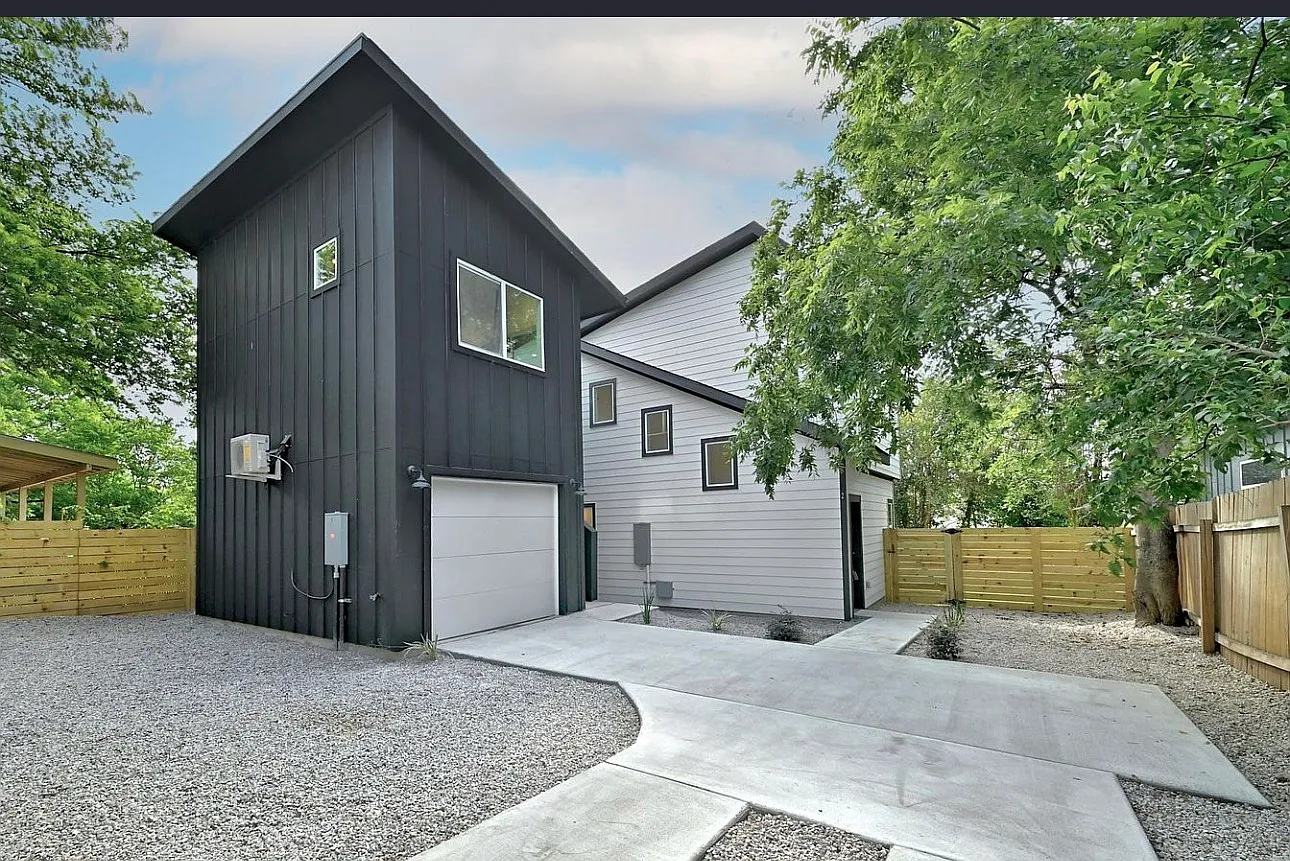 3 bed, 2.5 bath, 1333 sqft, $2,300 — Photo 1