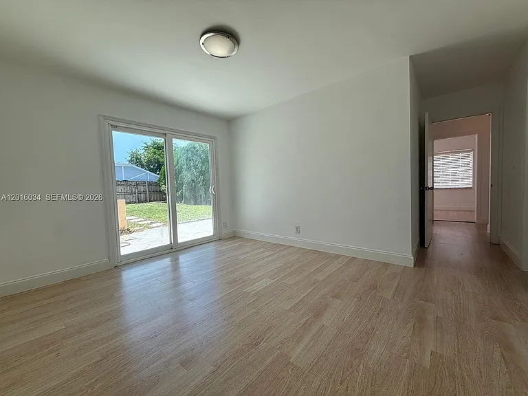 11143 Model Cir E — Photo 12