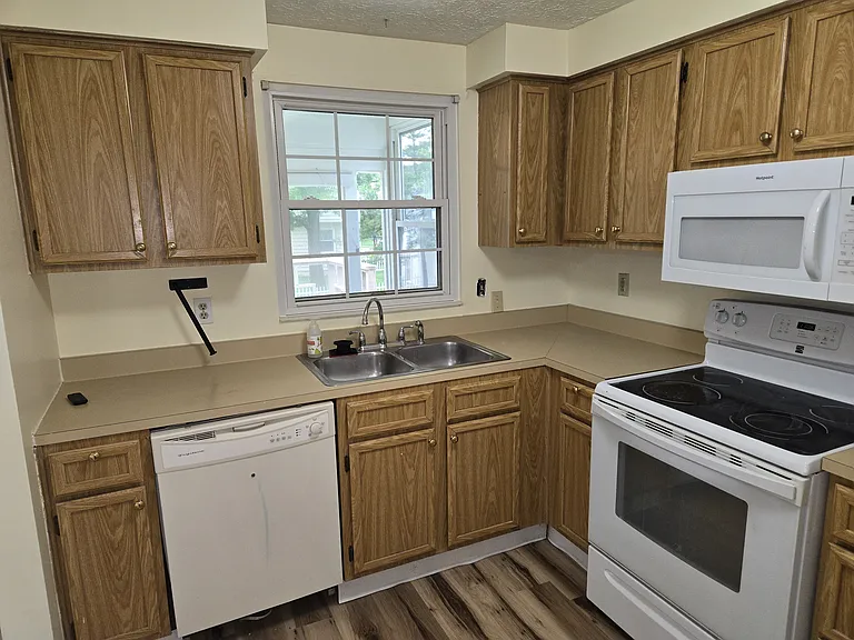 7857 Cobdon Ave — Photo 2