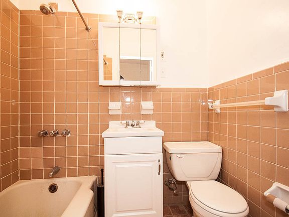 4th image of 140 W 69th St APT 95B