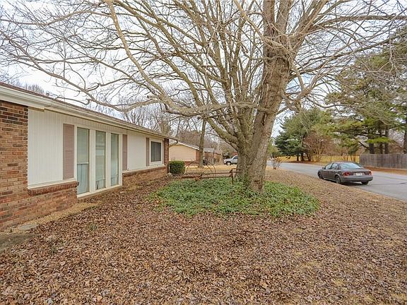 2nd image of 2804 Garden Trl
