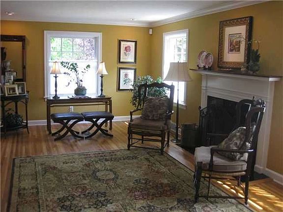 4th image of 12 Fairlawn Dr