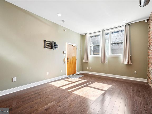 5th image of 625 Bainbridge St Unit 1