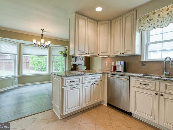 4th image of 212 Chelsea Dr