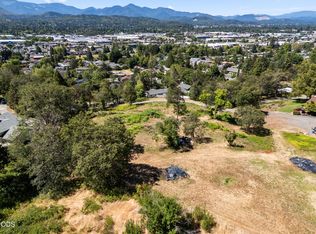 701 NE Tokay Hts, Grants Pass, OR 97526