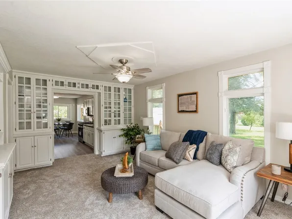 2325 E 42nd St, Des Moines, IA 50317