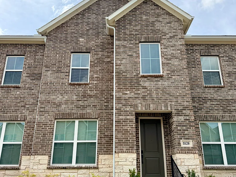 1020 Splitrock Dr — Photo 1