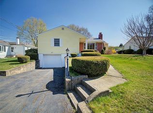 10 Raymond Rd, Woodbridge, CT 06525