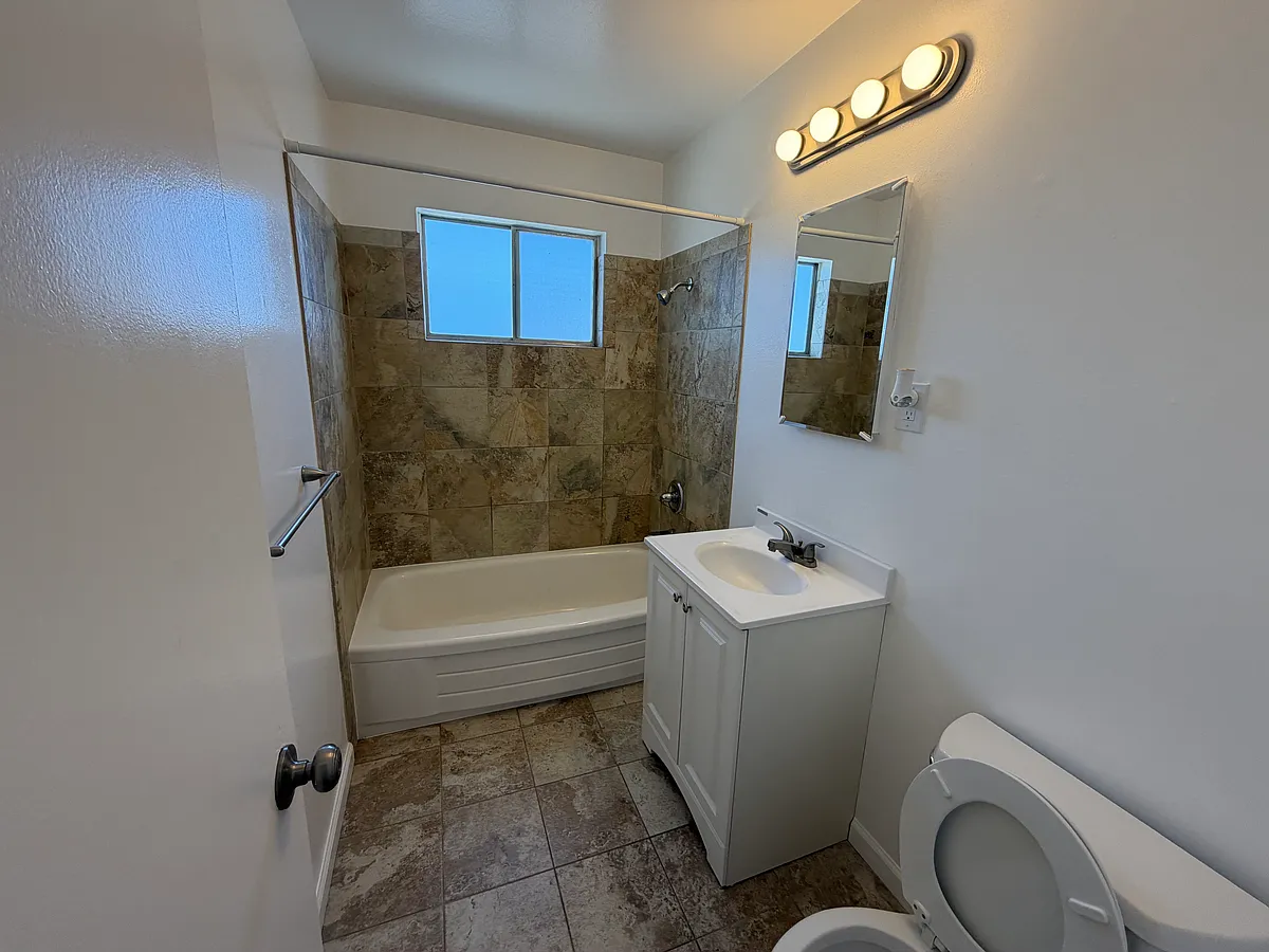 Building Photo - 490 Talbert St #301