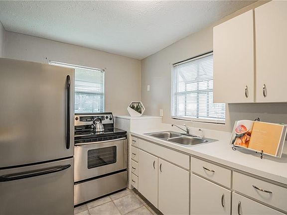3rd image of 1004 E Seneca Ave