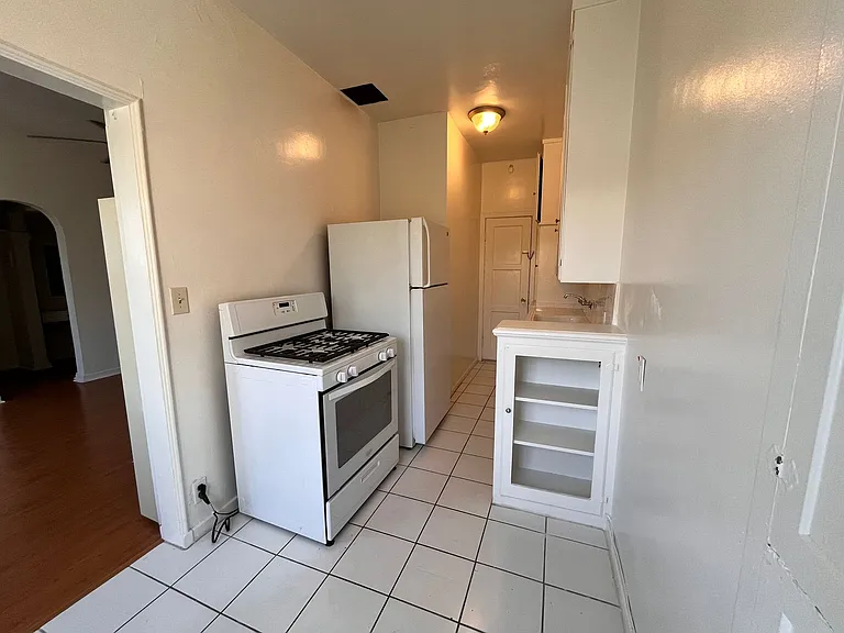 512 N Alexandria Ave — Photo 7