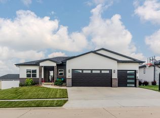 2007 Reese Rd, Cedar Falls, IA 50613