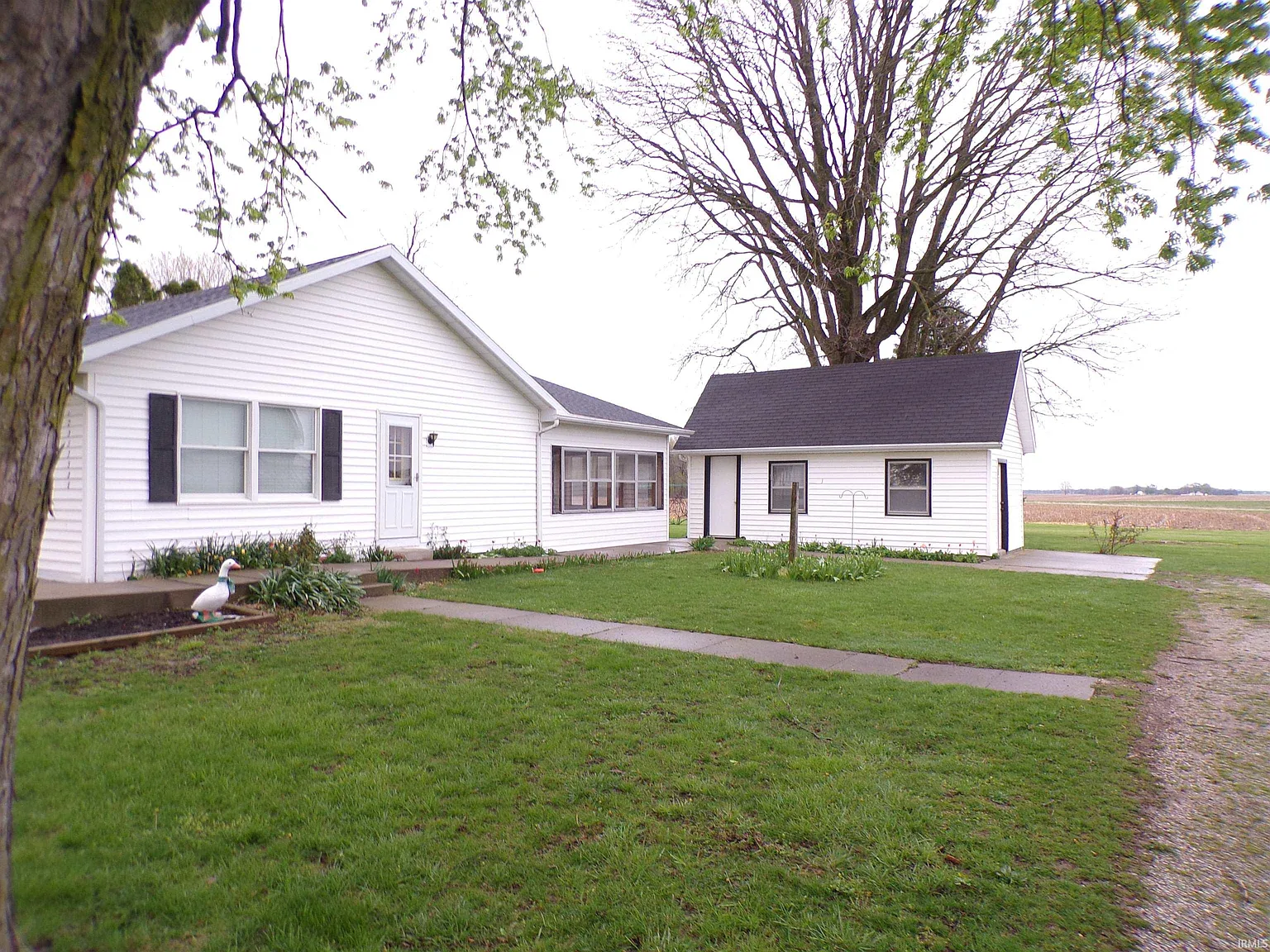 3 bed, 3.0 bath, 1715 sqft, $1,300 — Photo 2