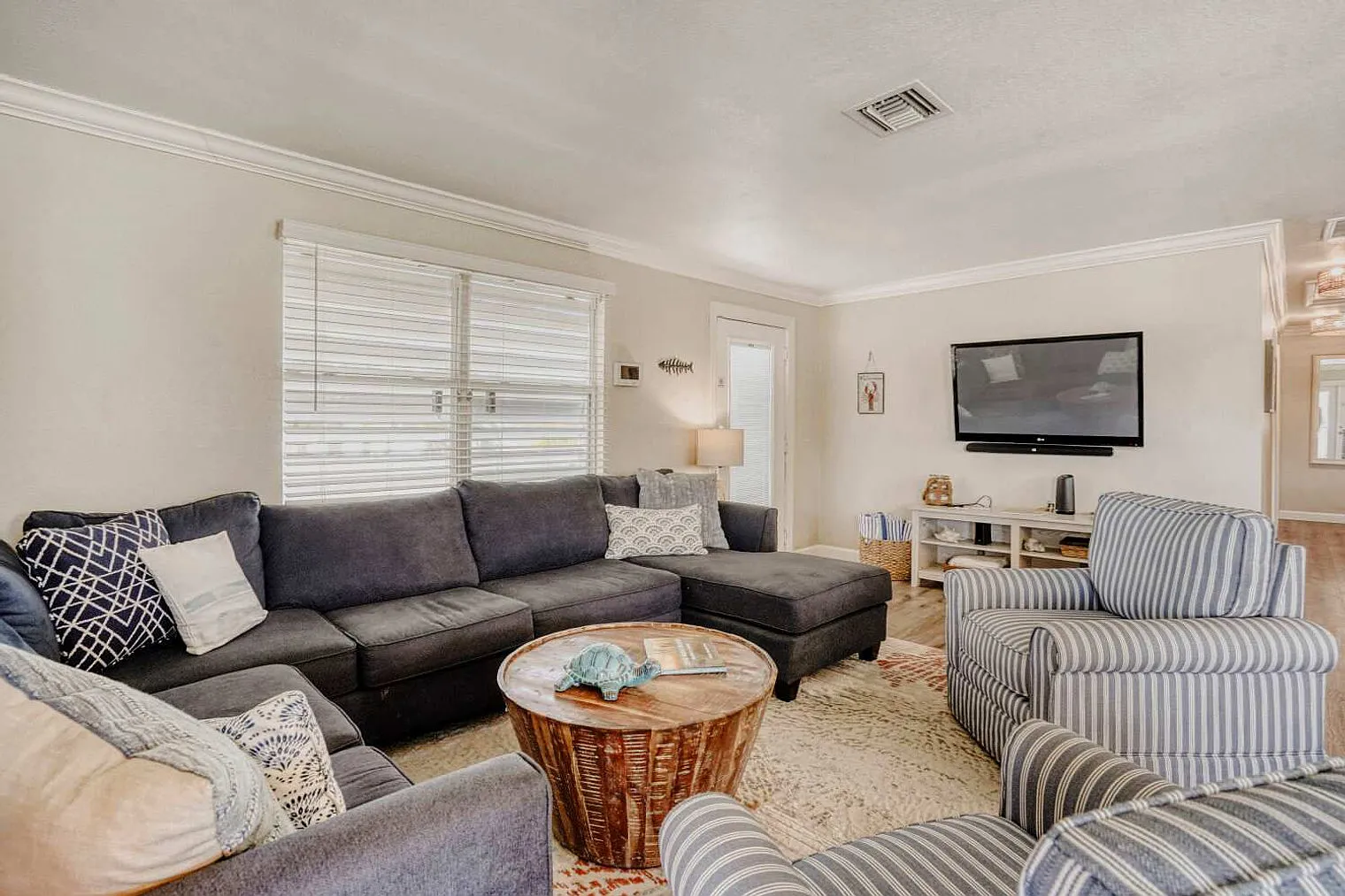 4 bed, 3.0 bath, 2142 sqft, $9,585 — Photo 3