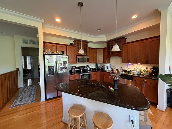 4th image of 219 Stetson St
