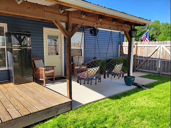 3rd image of 6 Brookhollow Pl