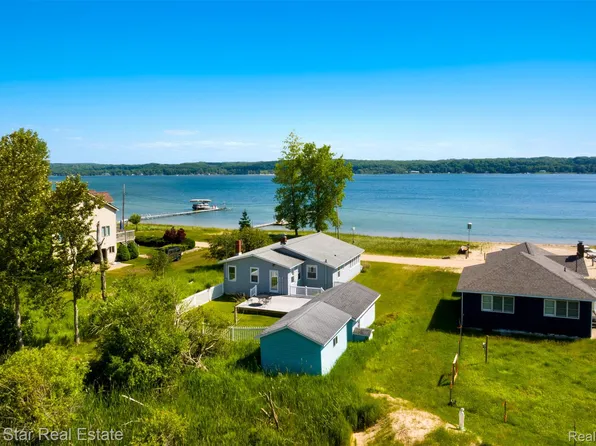 2588 Lakeview Rd, Onekama, MI 49675