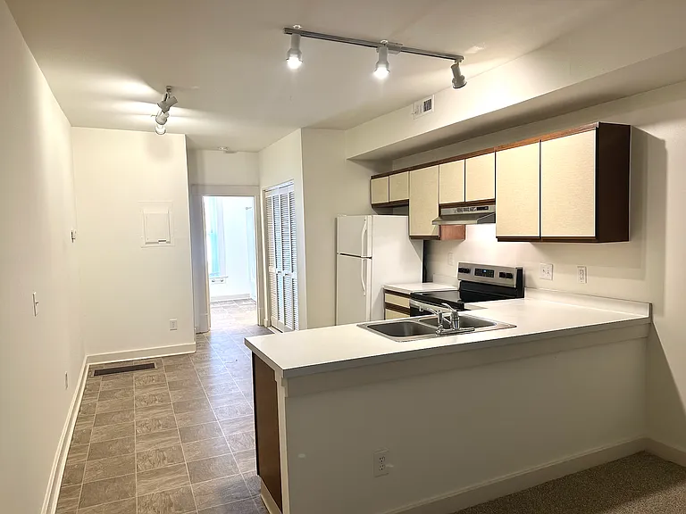 984 N High St — Photo 2