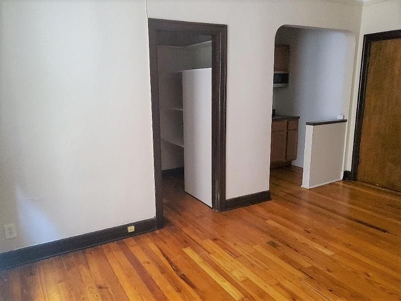 1st image of 948 W Cuyler Ave APT 209
