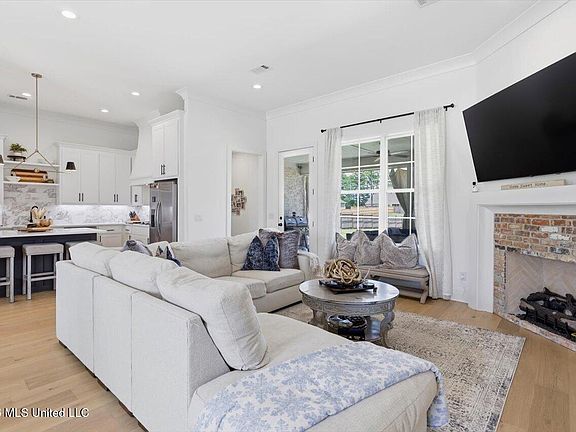 4th image of 114 Katherine Ln